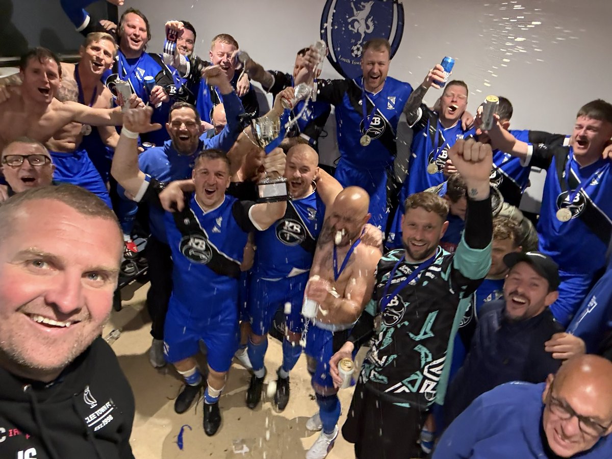 Swannyswannson's tweet photo. WHAT A NIGHT 🏆
WHAT A TEAM 🦉
WHAT A SET OF LADS ⚽️ https://t.co/iuGBH1ji3b