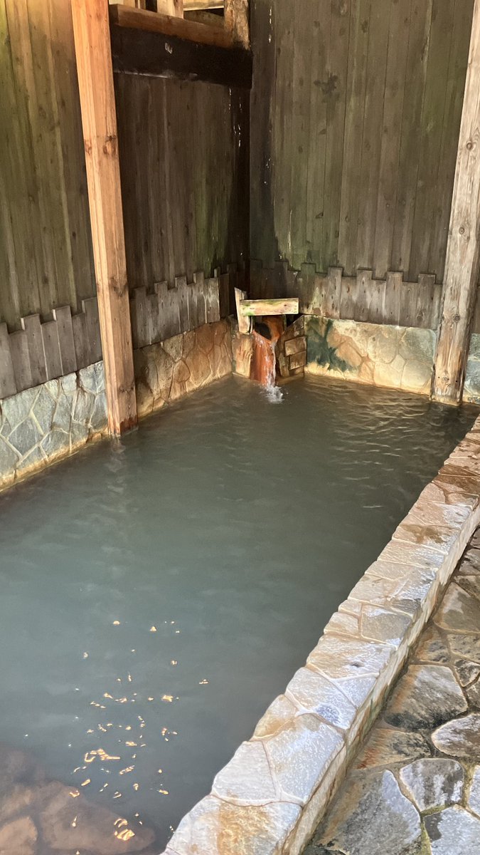 _Poi's tweet photo. 御所平温泉 かくれの湯
ナトリウム-炭酸水素塩・塩化物温泉（低張性 中性 高温泉）森に囲まれており、まさに野天風呂、まさに秘湯。転地効果抜群！動物が入りに来ていても違和感ない。露天のシャワーは温泉！薄濁り、炭酸水素塩泉らしく滑りやすいので注意。とても素晴らしいお湯でした。 https://t.co/3V8vRUy69a