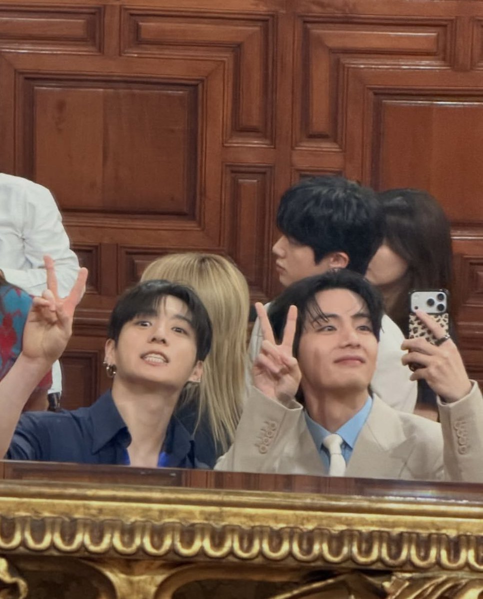 Babies so cute 😭 

araw araw nalang may ayuda Taekook normal paba to. 😭