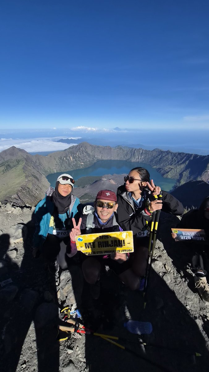 dydyah's tweet photo. Kudos to us! ✨️✨️✨️

*Kali ini nambah personel! Nggak cuma berdua, ternyata malah makin chaos. 😂
*Pergi berdua, bahaya. Pergi bertiga, makin bahaya. Ambi sekali teman-temanku. https://t.co/4fqEwpsRCM