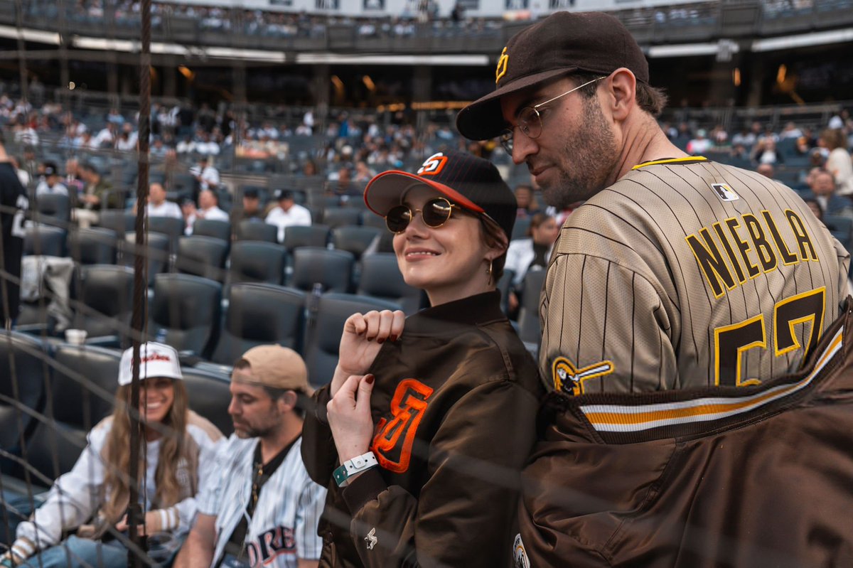 emma stone throwbacks| fan account tweet media