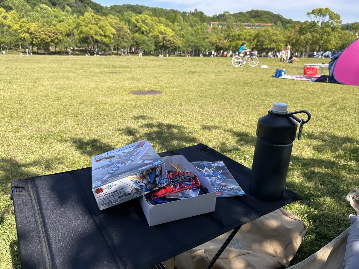 picky_slub's tweet photo. 天気が良いから公園でガンプラ作ろう https://t.co/Wkyq9n6avT