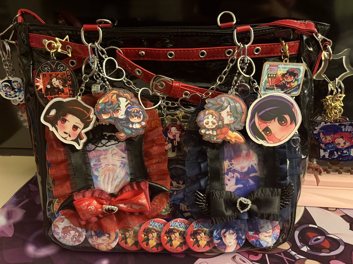 m4dk4t's tweet photo. #pumpkinduo ; lil peep at my pumpkinduo ita bags and a reminder I’ll be at acen 2026 next weekend! (Big thanks to Evan Pumpkinduo :3 @pyukurro) this has been my mass collection since 2022 and the pumpkinduo dsmp days that I’ve been adding onto.

#jschlatt #quackity #acen2026 https://t.co/7AsQZg0Hn5