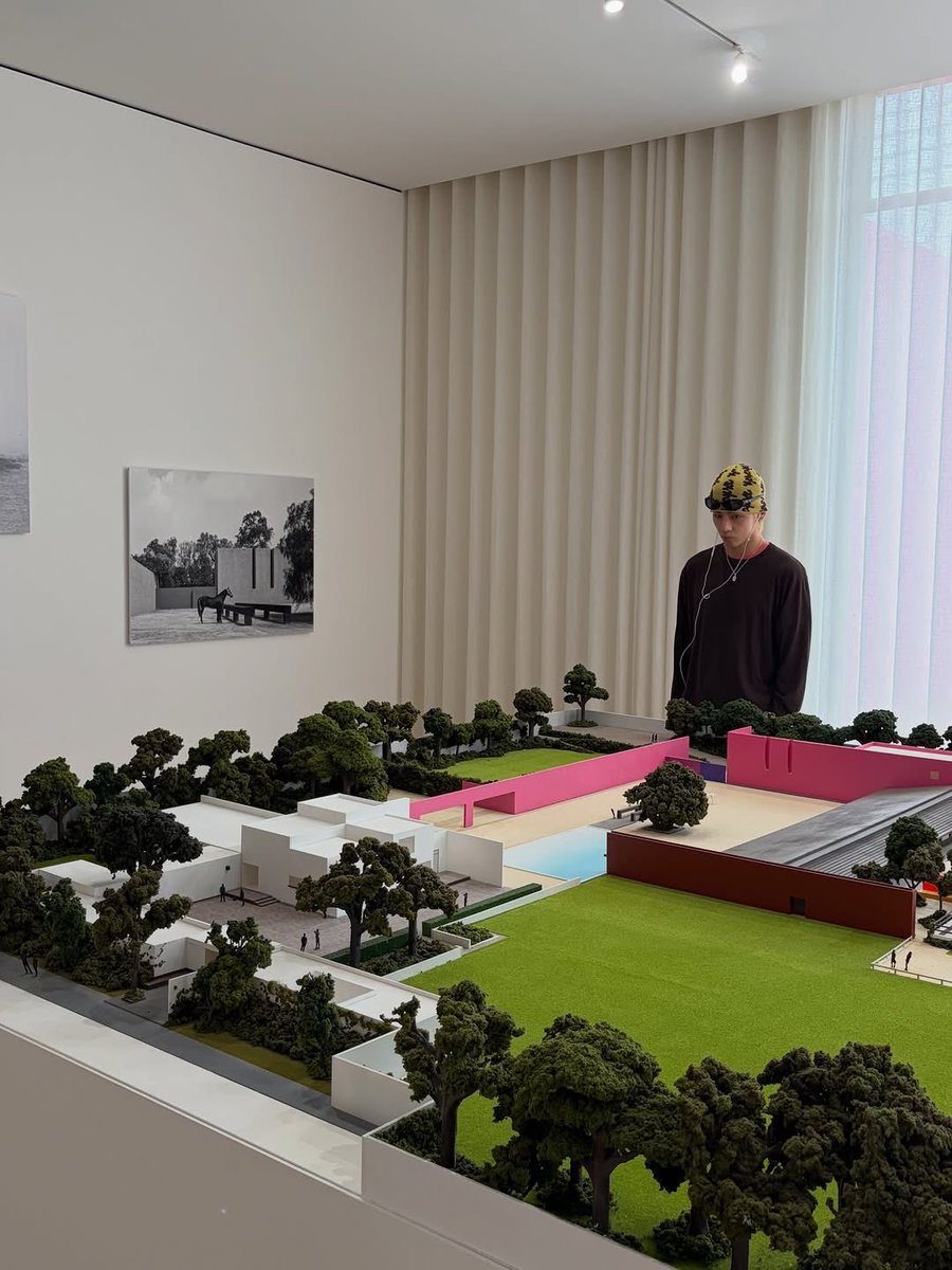 lailvsvante's tweet photo. 📸KTHV

Taehyung visitó Los Clubes en Atizapán, obra del famoso arquitecto mexicano Luis Barragán, ganador del premio Pritzker, el mayor reconocimiento en la arquitectura. Es un conjunto ecuestre conformado por caballerizas y la cuenta para los caballos.

Barragán es conocido + https://t.co/sMp2Dy5HKw