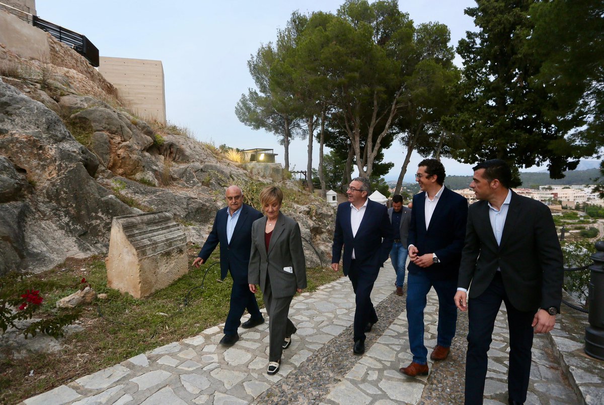 dipuAlicante's tweet photo. ✨ El Castillo de #Polop vuelve a lucir con todo su esplendor 🏰

La @dipuAlicante concluye las obras de rehabilitación y puesta en valor de este enclave único, referente histórico, cultural y turístico de la comarca, tras una inversión de 900.000 euros.

➡️ El presidente, Toni Pérez, ha inaugurado esta tarde la actuación junto al alcalde de la localidad, José Luis Susmozas, destacando la importancia de conservar un espacio que “forma parte del paisaje, de la vida, de la memoria y de la identidad de este pueblo”.

La intervención se ha desarrollado en distintas fases para garantizar la conservación y recuperación de la fortaleza, respetando su autenticidad y valor patrimonial. Un paso más para seguir impulsando el patrimonio, la cultura y el turismo de la provincia de Alicante 🔹