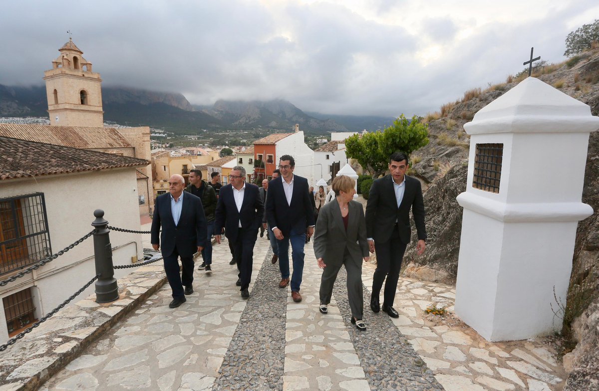 dipuAlicante's tweet photo. ✨ El Castillo de #Polop vuelve a lucir con todo su esplendor 🏰

La @dipuAlicante concluye las obras de rehabilitación y puesta en valor de este enclave único, referente histórico, cultural y turístico de la comarca, tras una inversión de 900.000 euros.

➡️ El presidente, Toni Pérez, ha inaugurado esta tarde la actuación junto al alcalde de la localidad, José Luis Susmozas, destacando la importancia de conservar un espacio que “forma parte del paisaje, de la vida, de la memoria y de la identidad de este pueblo”.

La intervención se ha desarrollado en distintas fases para garantizar la conservación y recuperación de la fortaleza, respetando su autenticidad y valor patrimonial. Un paso más para seguir impulsando el patrimonio, la cultura y el turismo de la provincia de Alicante 🔹