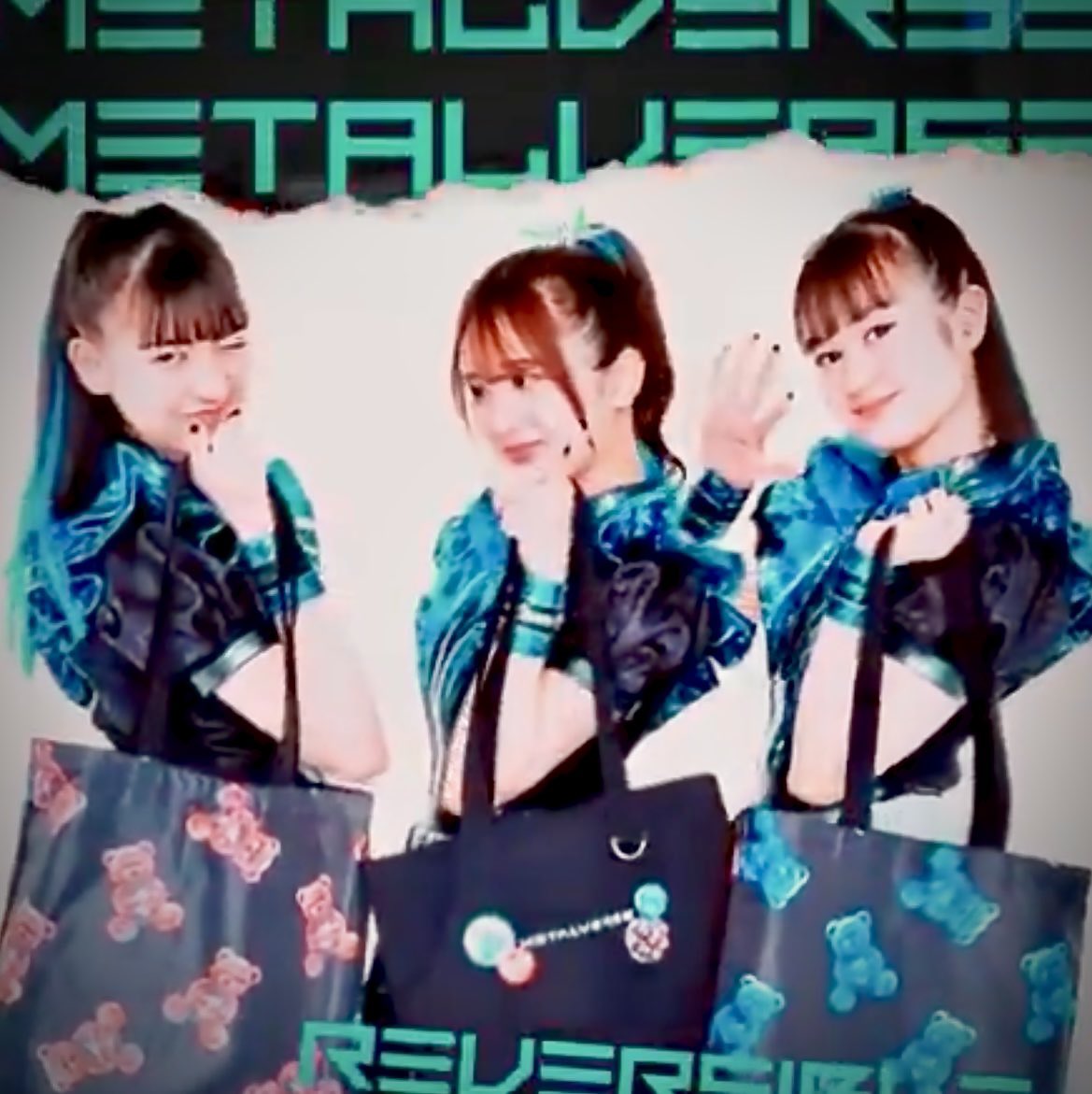 44KITTYMETAL's tweet photo. 今日はこちらのライブです🤗
メタバはかわいいグッズやTシャツが多いから過去のグッズ
とかみんな自分の娘に取られてしまったので今はこのクマ🐻‍❄️
しかありません����
グリーン車で快適に渋谷に向かってますMIKOとSAKIAのウインク😉👍COCONAも見たい
 #METALVERSE
#GARDENOFEDEN https://t.co/TCIQhlryu8