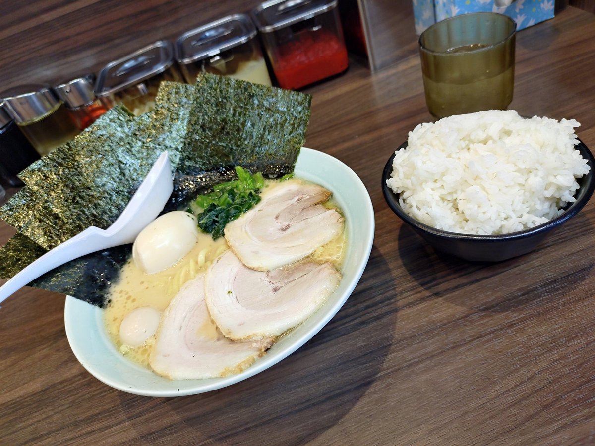 02291988K's tweet photo. お昼ご飯にラーメン🍜
魂心家初めてだけど美味しいしライス食べ放題はありがたい🤤 https://t.co/3vqfC7AGdl