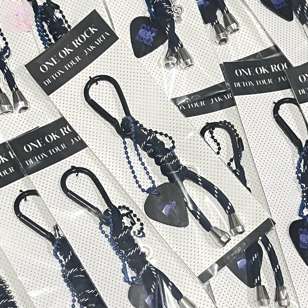 *jpf haloo guys! sender bawa freebies buat konser one ok rock besok. ada yg mau gaa? 

sekalian mau cari temen barengan yg seat 3A krn sender sendiriann T_T