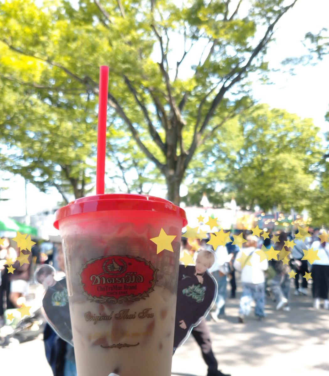 sii2555's tweet photo. #ChaTraMue (チャトラムー
が来てるよ
ミルクティ美味し😋🥤𓈒𓂂𓏸
ママー甘いの飲みたーい!な
りょがしんもひょっこり😊
🇯🇵に来てくれてありがとう🇹🇭🐘🇹🇭
#タイフェス東京2026
#thaifestivaltokyo2026
#タイフェスで会いましょう
@thaifes_jp https://t.co/ubuWaBsJeL