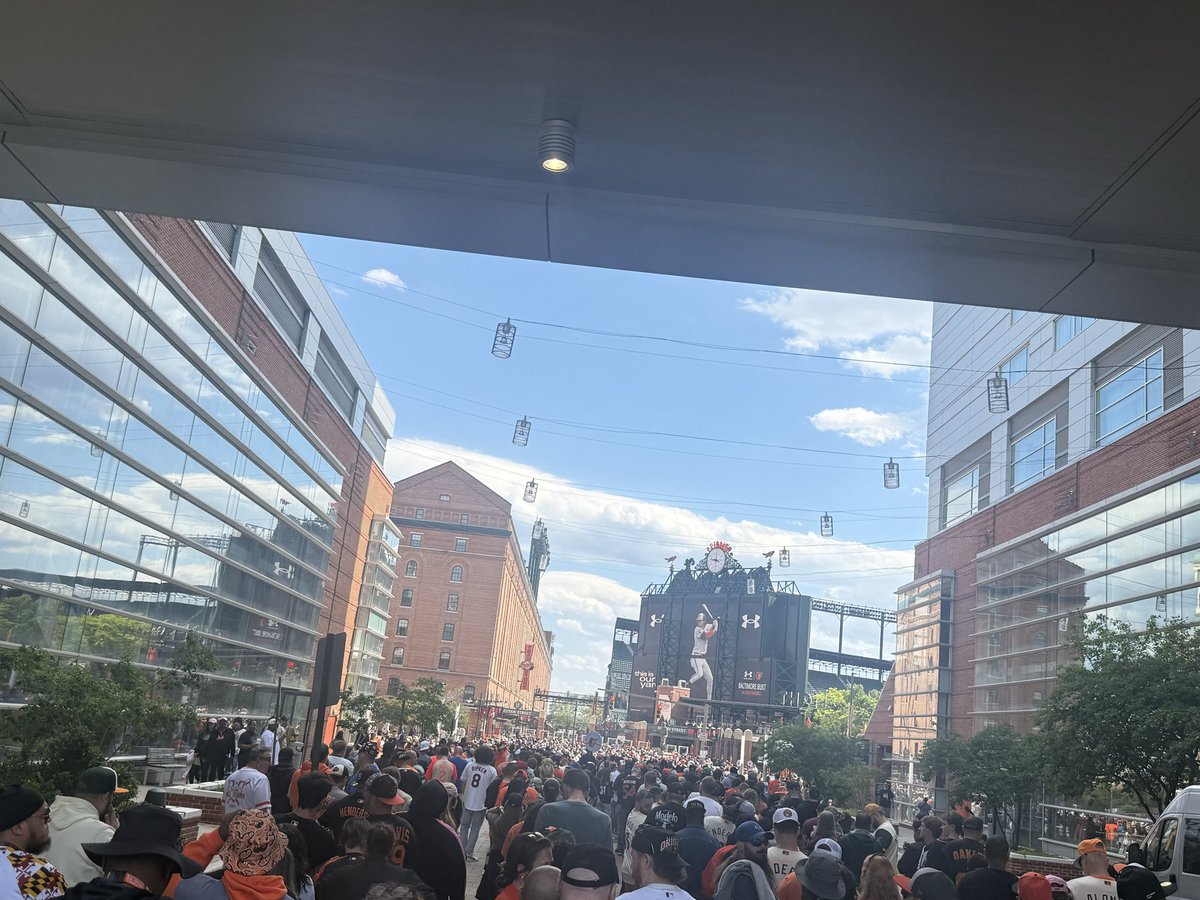 Condiesel420's tweet photo. @MLB @Orioles Stood in a massively long line but I still secured Pac! https://t.co/ZBjaH0s1I7