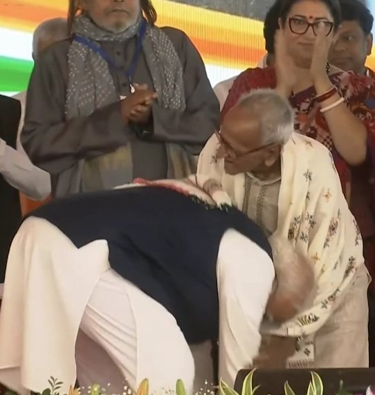 This is Makhanlal Sarkar.
He is a BJP worker and is 98 years old.
He dedicated his entire life to serving the BJP.

He was also a companion of BJP founder Shyama Prasad Mukherjee.
In 1952, he was arrested in Kashmir while accompanying Syama Prasad Mukherjee during the movement to