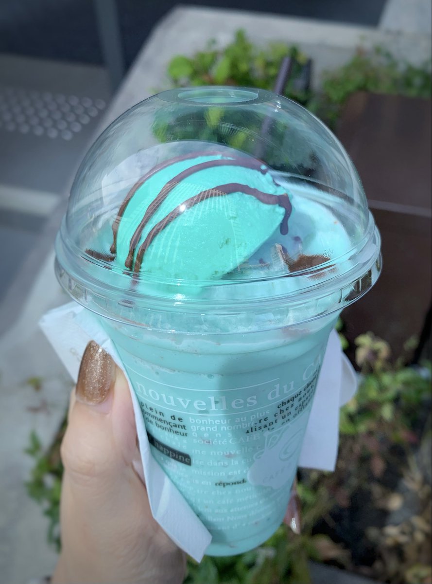 カフェドクリエのチョコミント 鮮やかすぎてRGB値の色してる。とろとろ