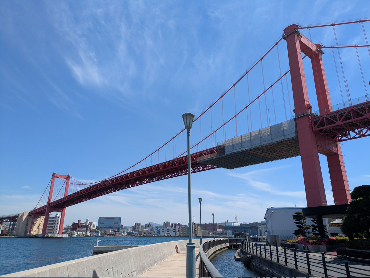 日本の鋼製長大吊橋の祖、若戸大橋。 1962年竣工。 全長 627m 最大支間