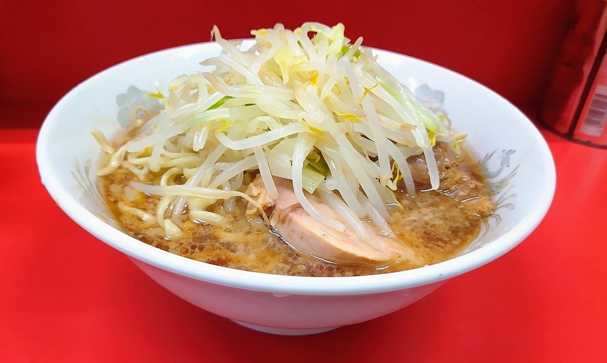kinboshi_hunter's tweet photo. ラーメン二郎 三田本店
休日は二郎を食べる。
長蛇の列、記念撮影と本店ともなると某テーマパークと遜色ない盛況ぶり。そんなことより久しぶりな三田の一杯に全神経集中。今日も今日とて全てが最高に旨い！感謝。 https://t.co/rx8TD2vmps