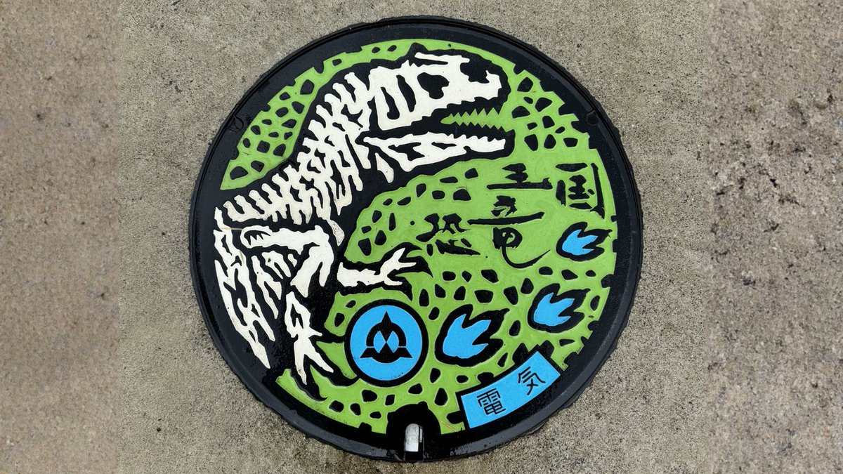 JapanGov's tweet photo. I spy… a local story beneath my feet! 🕳️Travelling across Japan, you might spot manhole covers with local flowers, festivals, and landmarks. There's even a project that turns these into T-shirts. So look down—these manhole covers have something to tell you about the area✨ https://t.co/bdQuJWrpaO