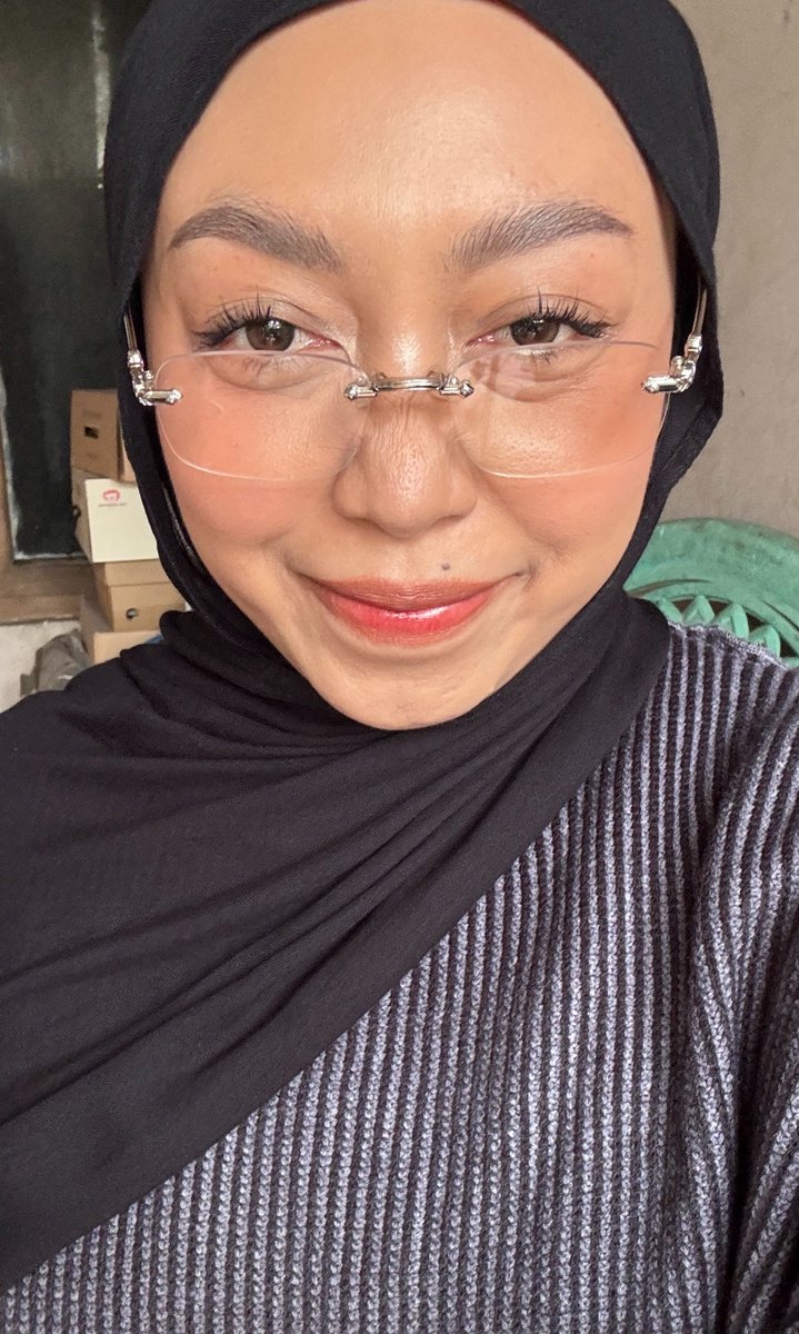 erine_as's tweet photo. JUJUUUR gimana caranya betah pk soflens 🤣 baru juga 3 jam.. https://t.co/oYc5tkX4qr