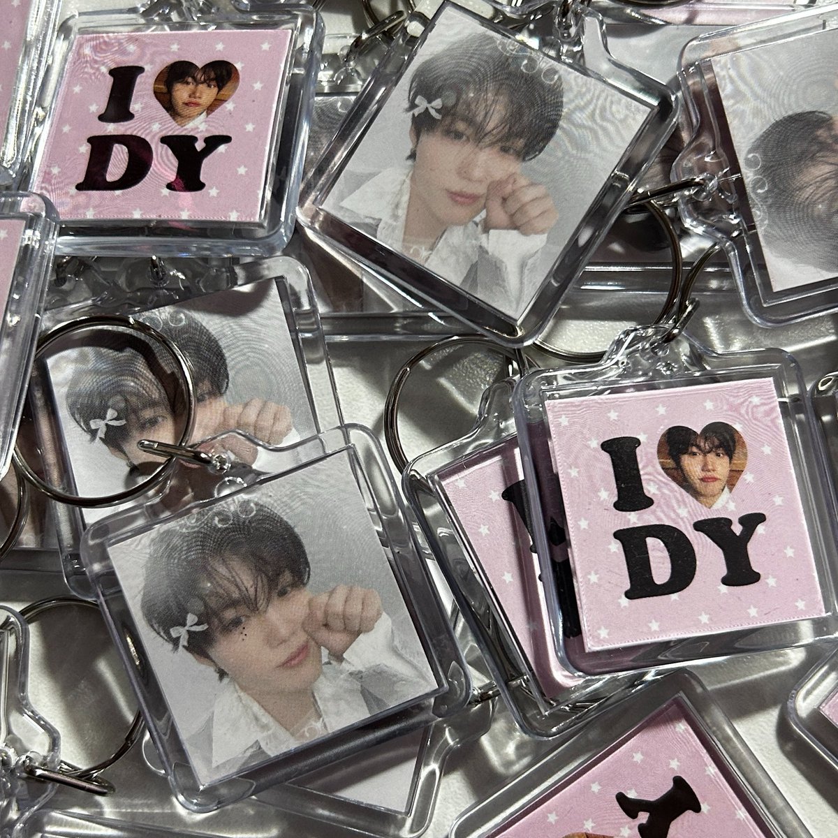 freebies by <a href="/dobbycutiepieee/">ari SAW SAKUYA | ode to love 🪽</a> ໒꒱ ‧₊˚

୨୧ 30th May 2026, Unifi Arena 
୨୧ 100pcs fcfs !!
୨୧ just say hi to me on dday!!!!
୨୧likes &amp; rt would be much appreciated!
୨୧ location : tba on dday!

#TREASUREinKL #PULSEONinKL #PULSE_ON_IN_KL