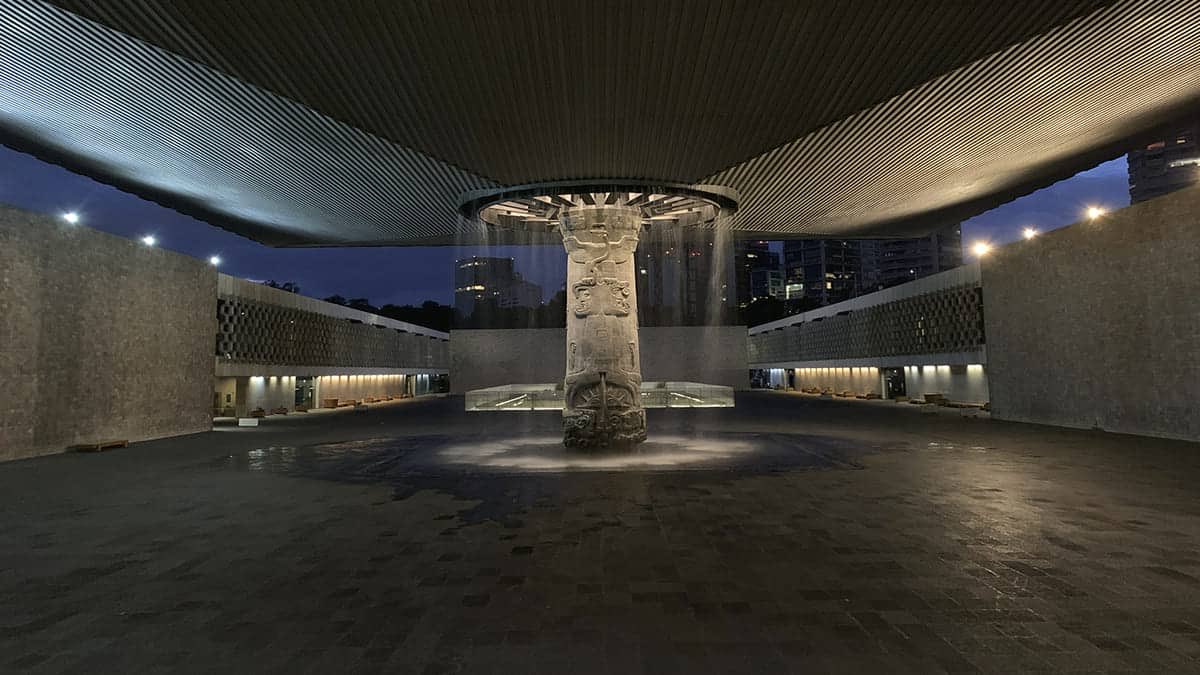 Ojalá Namjoon visite el museo de Nacional de Antropología e Historia. Amo ese museo 😭💜