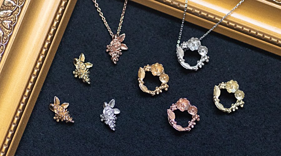 LENIAac's tweet photo. 【期間限定クーポンあり】
ネットショップでPico Fioreシリーズのペンダントトップの取り扱いが開始しました！

こんにちは、Leniaです。

この度、個展やミネラルショーで大好評をいただいているPico Fioreシリーズの中から2種類のペンダントトップの販売をネットショップでも開始いたします♪
お仕事でもお出かけでも使いやすい小ぶりなサイズ感でありながら、Leniaらしさがたっぷり詰まった魅力的な作品たちです✨
どんな服装やシーンでも、単体でも重ね付けでも、いろんな楽しみ方ができるPico Fioreのペンダントトップをぜひこの機会にお迎えしてくださると嬉しいです♪

また、今回のネットショップリリースを記念して、同シリーズのリングにもお使いいただける割引クーポンをブログにて公開中です。
クーポン利用期間は5/31(日)23:59まで！
詳細は商品紹介ブログにてご確認ください☺️
https://t.co/xQJOj4qOPz