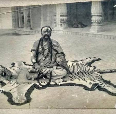 kojAnAti's tweet photo. After HH Kāmeśvara Siṃha became the heir-apparent, his father HH Rāmeśvara Siṃha wrote to him a letter as part of rājānuśāsana.

In it, he had written, "You are certainly a prince, but always remember that you are first the son of a Śrotriya Brāhmaṇa, and only then a prince." https://t.co/1COep34ngo