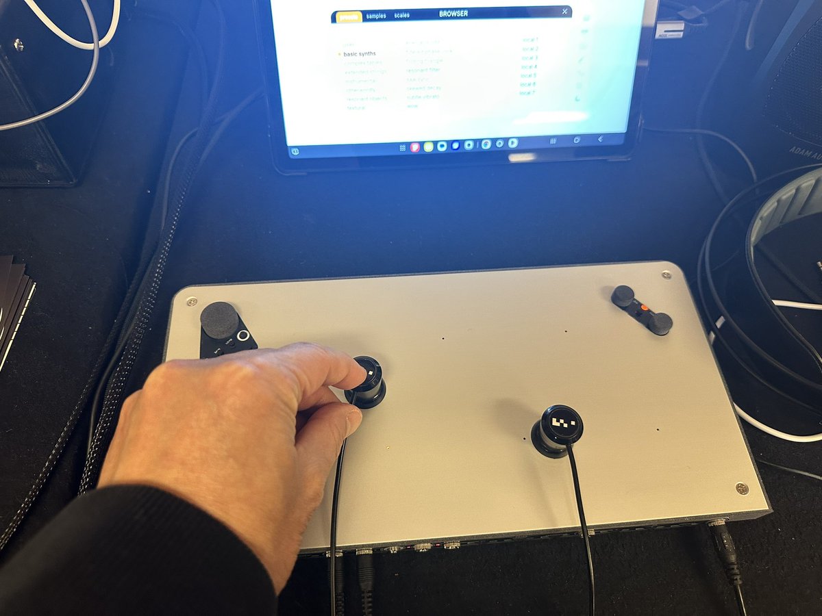 KOMAのHaloplane、操作感が異次元だった。
吸盤を電子ボードに当てて音を出す。物理的な接触がそのままループのテクスチャになって、電気信号に変わっていく感覚。楽器を演奏するというより、音の断面をすくい取っているような体験。これぞ実験音楽!
#SB26 #Superbooth26 #KOMAElektronik #Haloplane