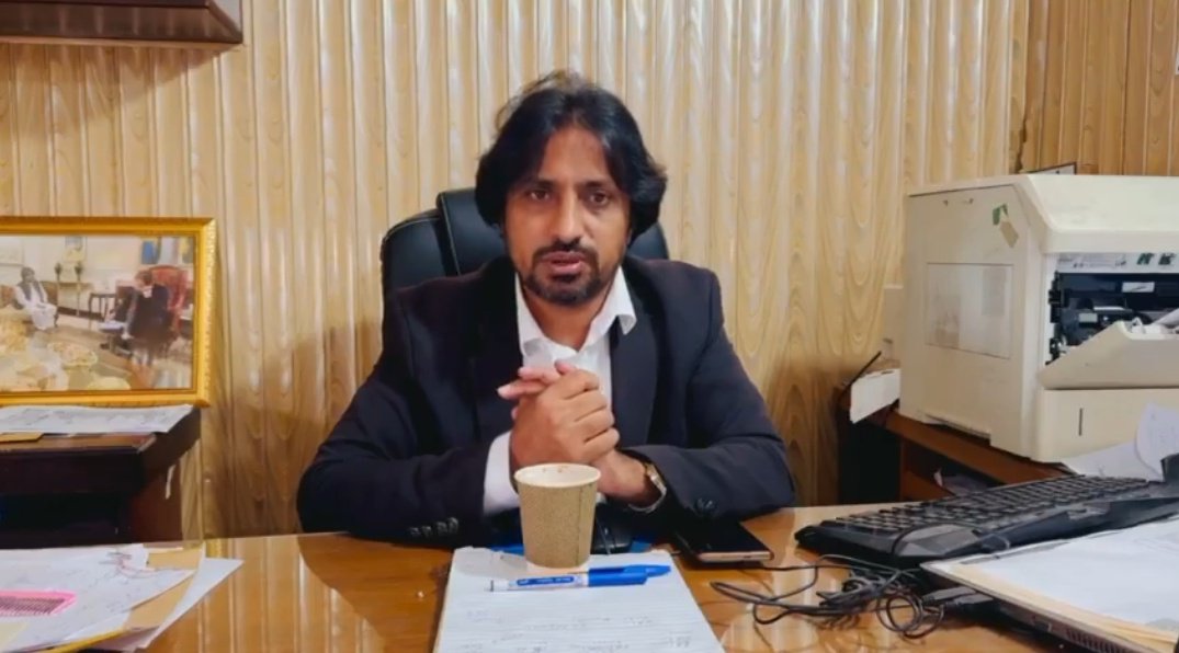 Asifspeaks2's tweet photo. اس وکیل بھائی نے سینکڑوں لوگوں کی مفت ضمانتیں کروائیں، بار الیکشن لڑنے کے لیئے پیسے رکھے ہوئے تھے وہ بھی سب عام لوگوں کو رہا کروانے پر لگا دیئے۔ ملک پرویز ایڈووکیٹ کے گھر پر دھاوا بولا گیا توڑ پھوڑ کی گئی فیملی اور بچوں کو ہراساں کیا گیا ۔
Stay strong @MalikUmvi https://t.co/GHlS4ZJaVT