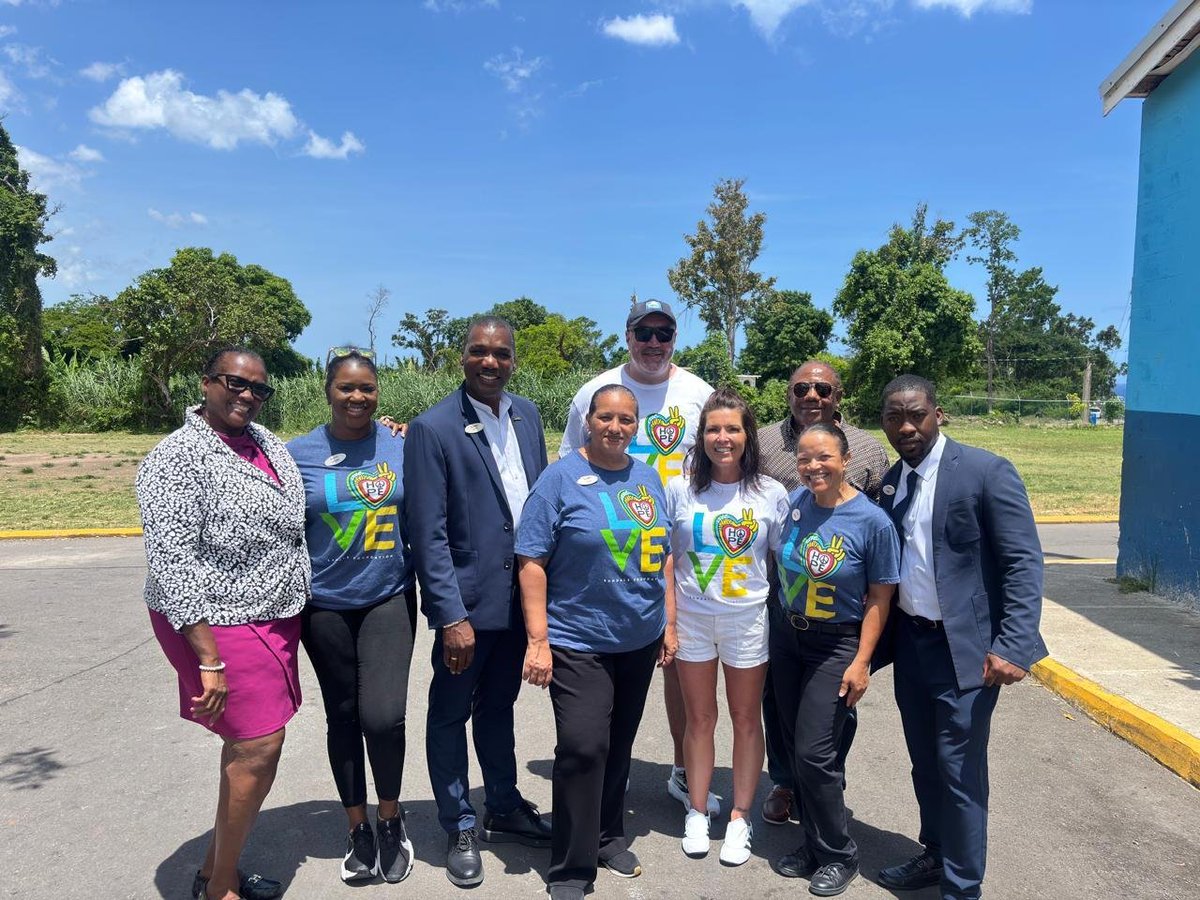 caribbeannewsuk's tweet photo. #JAMAICA: Carol Bourke, General Manager of Sandals Ochi Beach Resort - one of Sandals Resorts International’s flagship properties - along with several members of staff and two guests, visited Exchange Primary School in Ocho Rios, St. Ann. https://t.co/jZY60yF5gf