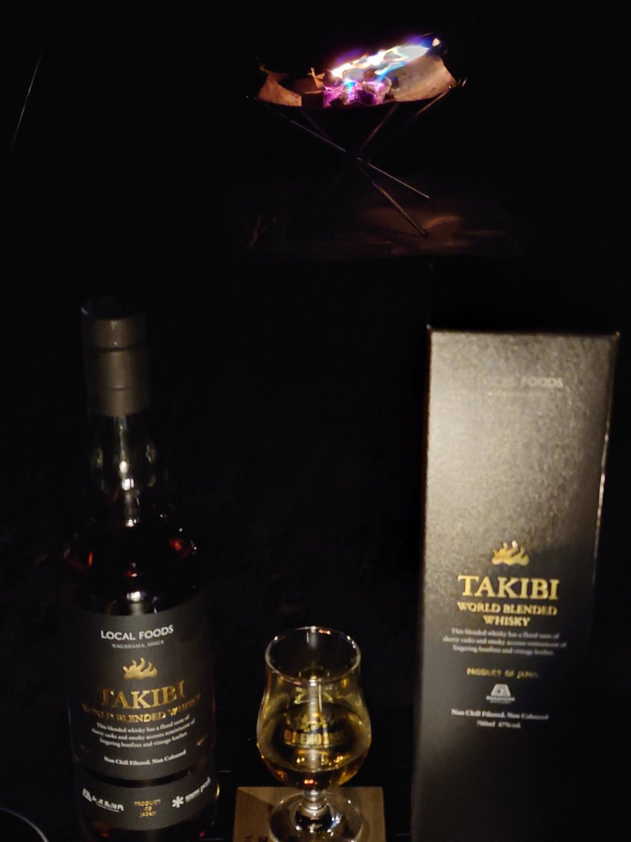 焚き火を見ながらTAKIBIウィスキーをひよらず開栓し、いただきました