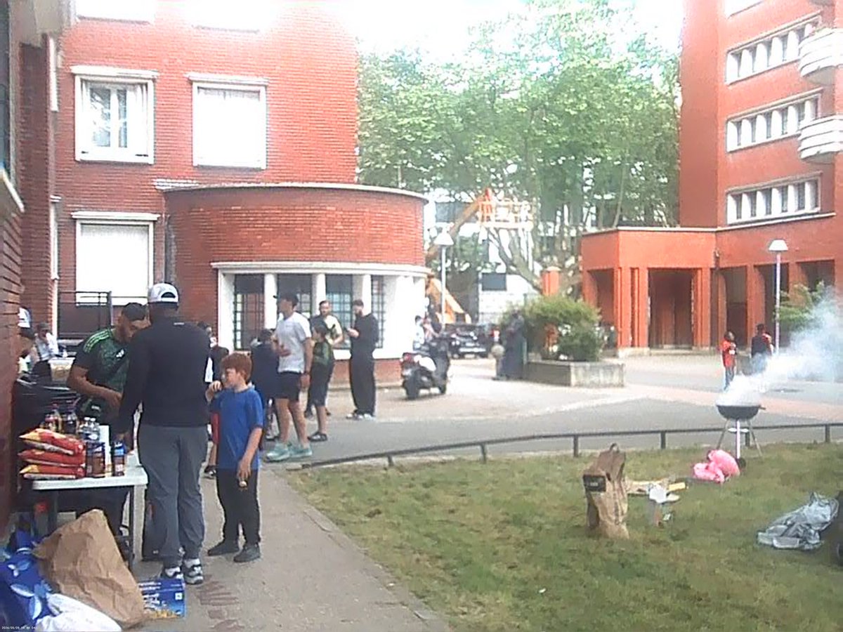 Senendia03's tweet photo. Dump d’un vendredi ferié au quartier 🙏🏿💫 aimons nous vivants !!!! (et likez aussi.) https://t.co/6XA5YsbKJJ