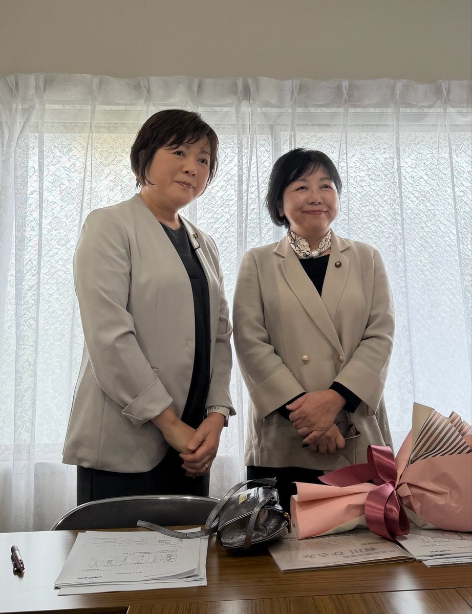 Haruyo_cdpkgsm's tweet photo. 有川ひろみ姶良市議、
立憲鹿児島県連に当選報告に来られました。
これからも協力して一緒に頑張りましょう✨
選挙、大変お疲れ様でした。
#有川ひろみ
#やなぎ誠子 https://t.co/HMLej9ogHs