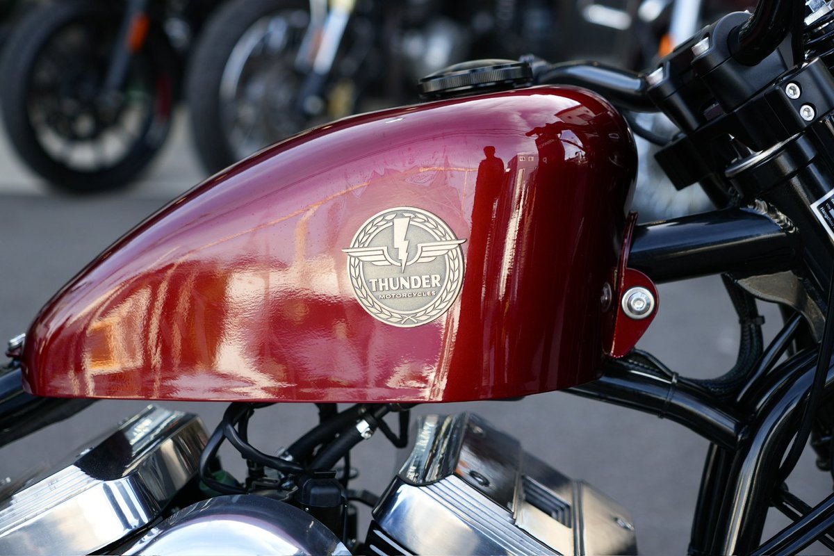 chronicle521's tweet photo. サンダーモーターサイクルズ
ハードテイル250

新型が入荷しました❗️🙌
新色のレッド、良い色すぎます‥🤤

真鍮色のエンブレムは「神アプデ」すぎる

#ブラックも入荷したよあさって午前中位までなら松戸店に置いてあるよ https://t.co/i8cPj0HBL5
