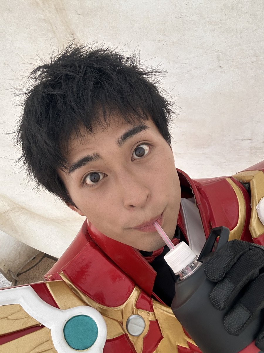 本日もありがとうございました！！
ライブ直後の給水タイム📷

今日はたくさんみんなの近くに行く演出で
楽しかった🤘🤘
ビラ配りからフルパワーの🟨も最高でした、明日までに治すよーに言っときます🙄

明日は早くも2回目アカフーパークさん！
ライブの前後も遊べるところ沢山！
明日もよろしくね✌️