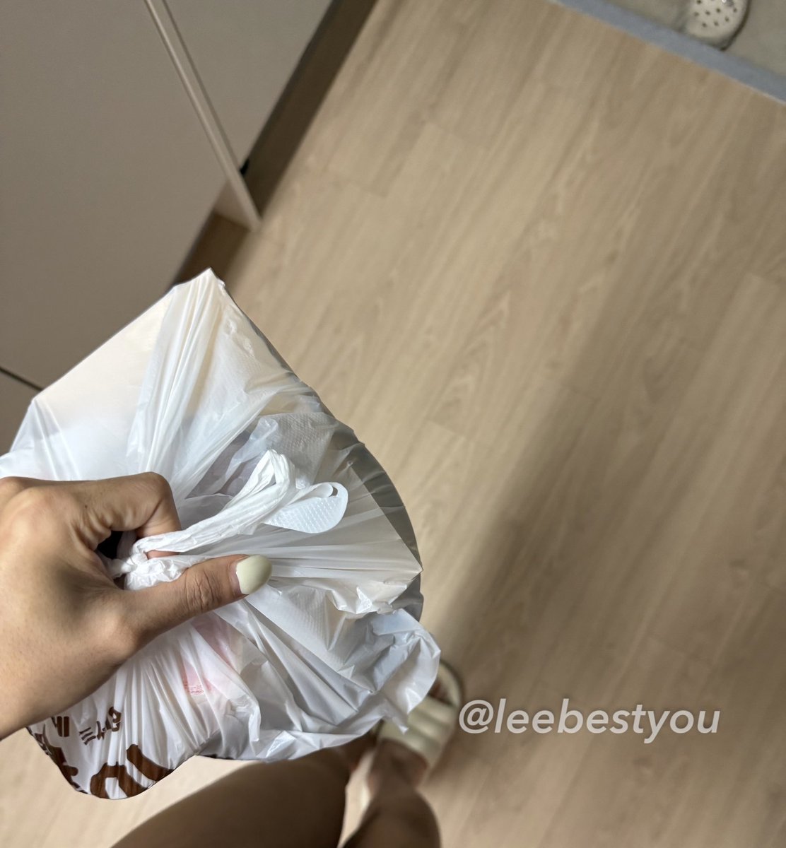 leebestyou's tweet photo. 만나서 카드결제,,
아무 생각없이 다 벗은채로 배달 받았어
배달기사 계속 위아래 훑어보더라 https://t.co/i1CZvlb48c