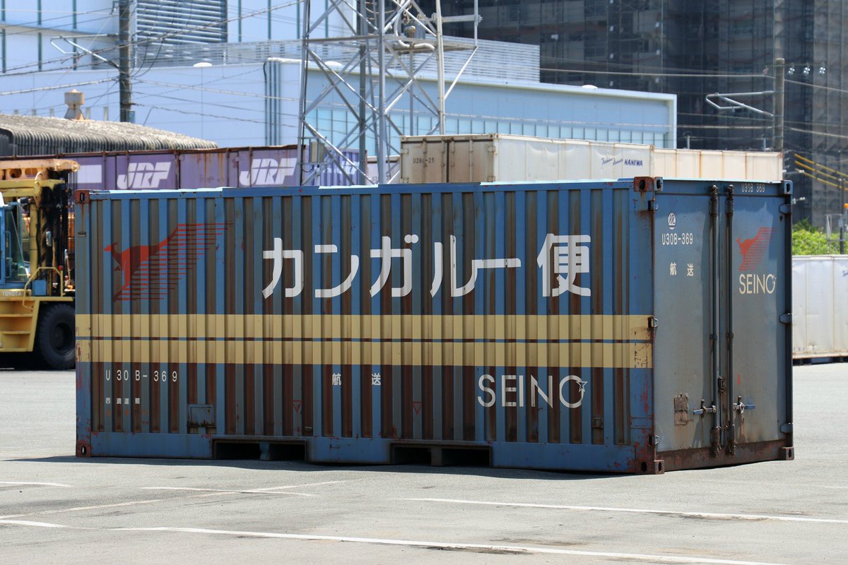今日は朝から西濃の古参コンテナと久しぶりに遭遇したら まさかお昼に