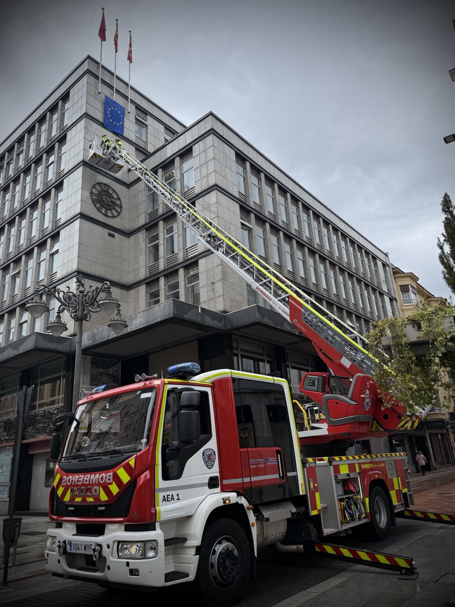 leonbomberos's tweet photo. FELIZ DÍA DE EUROPA. #bomberosleon #leonesp #bomberos #suhiltzaileak #bombers #bombeiros #firefighter #firemen #Feuerwehrleute #pompiers https://t.co/unA5b11PF0