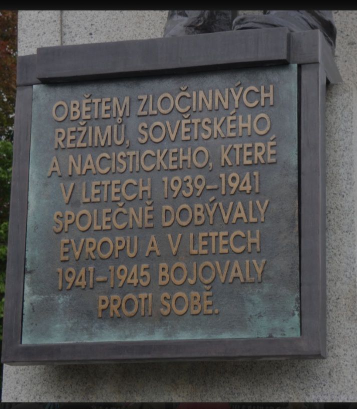 "Bolševická propaganda ani totalitní symboly nemají mít v Čechách místo. Památník na Olšanském hřibitově měl včera díky spolku Kaputin historicky správný a tedy pravdivý nápis. Nechápu, proč tam nebyl už dávno a hlavně proč tam nezůstal."
© Otakar Foltýn