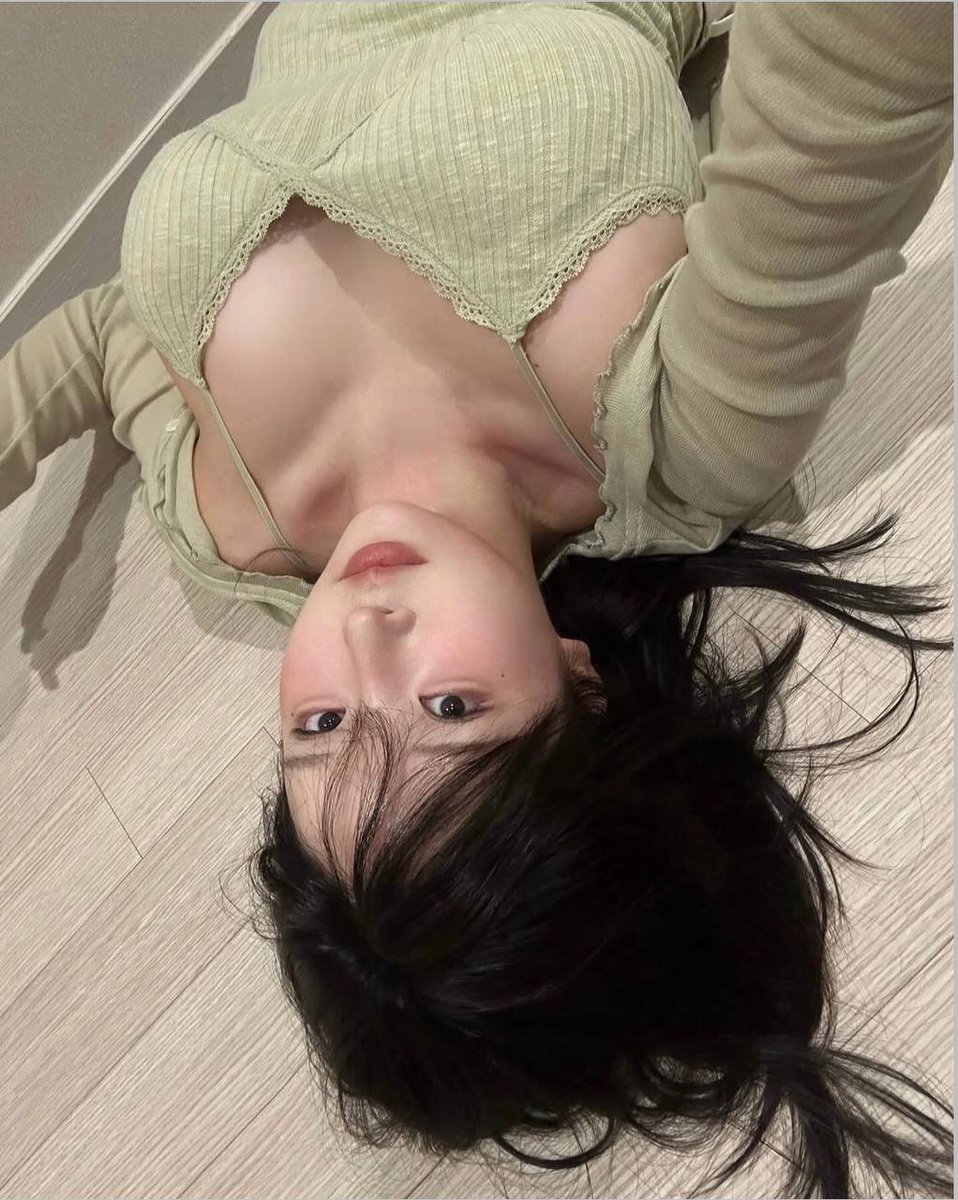躺在地板上……心里面空空的，好想要被填满……求求谁来抱我…… https://t.co/vp4cKmZQ2P