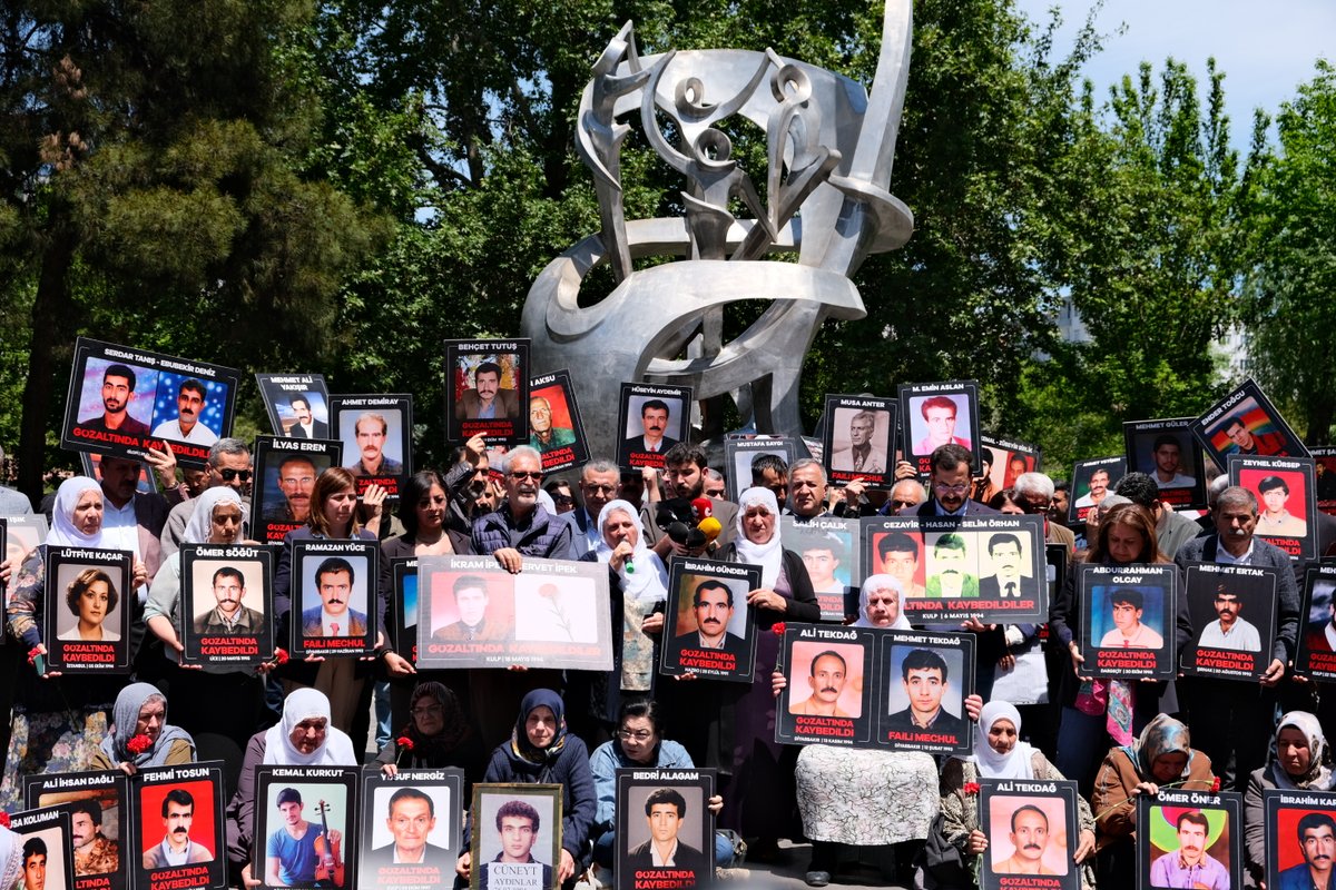 ihdamedsubesi's tweet photo. 900. HAFTA: MEHMETCAN AYŞİN'İN AKIBETİ SORULDU!

Şubemiz ve Kayıp Yakınları, “Kayıplar Bulunsun,  Failler Yargılansın” eyleminin 900. haftasında; Diyarbakır'ın Lice ilçesinin Yorulmaz köyünde gözaltına alındıktan sonra kendisinden bir daha haber alınamayan Mehmetcan AYŞİN'in akıbetini sordu.

🔗 https://t.co/FoupD3OOnp