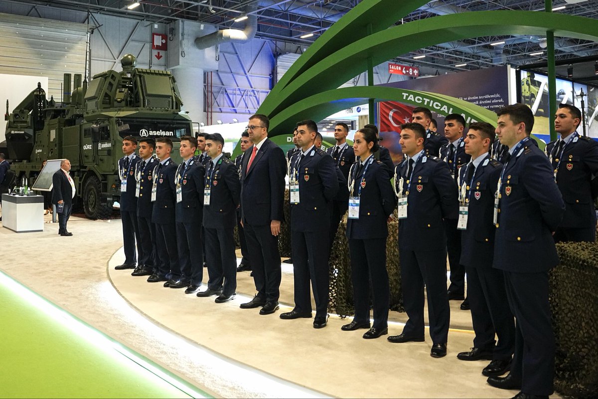 AhmetAkyol's tweet photo. Yüksek teknoloji ürünlerimize gelecekte yön verecek Harbiyelilerle #SAHAEXPO2026 hatırası🇹🇷 https://t.co/QPlnopAi6J