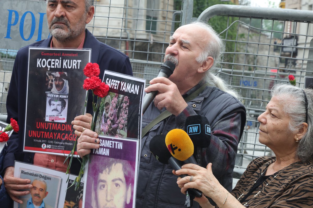 CmrtesiAnneleri's tweet photo. Bugün bir kez daha kamu adına görev yapan savcıları göreve çağırıyoruz:

Hüsamettin Yaman ve Soner Gül’ün gözaltında kaybedilmesiyle ilgili etkin, bağımsız ve tarafsız bir soruşturma yürütün. Hakikati açığa çıkarın. Ailelerin “Çocuklarımıza ne oldu?” sorusuna cevap verin.

#CumartesiAnneleri1102Hafta