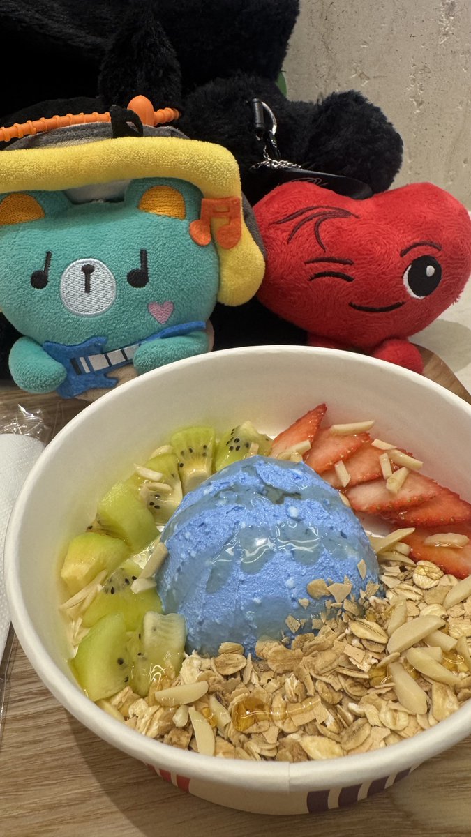 wamh1025ppp's tweet photo. วันนี้มาอีสๆลิ้นจี่แล้ววว อร่อยมากกกกกก กรีกโยเกิร์ตกุหลาบหอมสุดๆ 🌹 เลิฟเลยล่ะ 😋✨ แล้วก็ลองแบบคัสต้อมด้วย 🥝🍓🍯💙🤟🏻

#LoveStamp
#LycheeWITHU
#WITHUGURT 
#ppnaravit https://t.co/pL3L815jWn