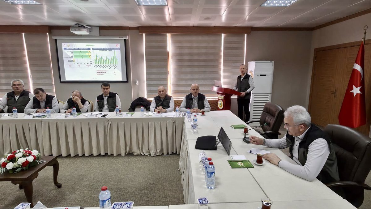 BekirKARACABEY_'s tweet photo. Mesai arkadaşlarımızla; 2026 hedeflerimizi, gençleştirme çalışmalarını, üretim süreçlerini ve orman köylümüzün kalkınmasına yönelik projeleri değerlendirdik.

187 yıllık teşkilat kültürümüzden aldığımız güçle, #YeşilVatan için kararlılıkla çalışmayı sürdürüyoruz.🇹🇷🌲

📍Zonguldak https://t.co/a2fxonL4Bx