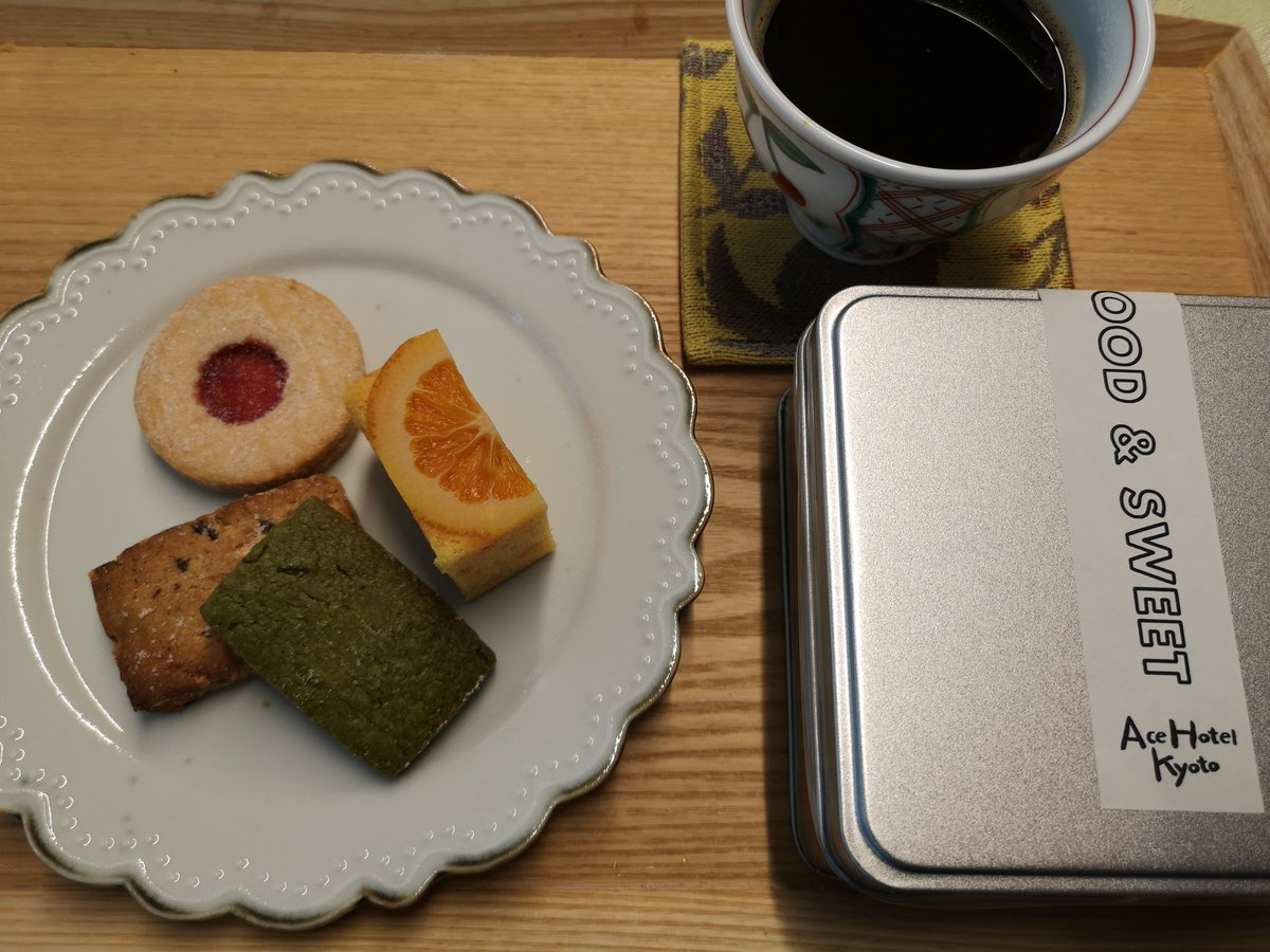 psuke0727's tweet photo. 昨日届いた京都土産や横浜の小さいケーキ食べる https://t.co/p4EHXmIvyx