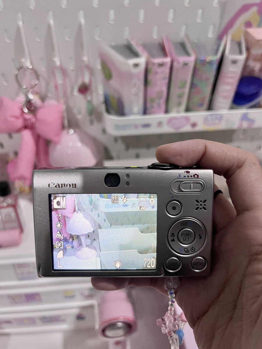 edm_mj's tweet photo. ✨ Canon ixy25is/ixus85is  𐙚 

📸 ความละเอียด 10 ล้านพิกเซล
⚡ แฟลชใช้งานได้ปกติ เปิด-ปิดได้

 🎀 ราคา 4,000.-รวมส่ง 
(ตัวตามหาเลยน้าา 🔥)

สิ่งที่ได้รับ: กล้อง,battery,สายคล้อง

#กล้องดิจิตอล #กล้องดิจิตอลมือสอง #ixus85is #กล้องโทนละมุน https://t.co/YpBHiXHY8F