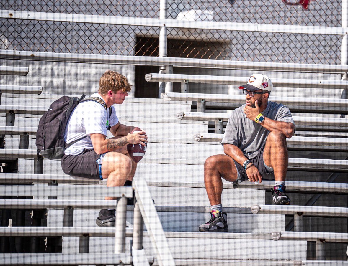 Kidnplay_abc123's tweet photo. One of my Favorite events of the year! @JumpCutRB presents The 2nd Annual CE25 Elite RB Camp! About to have a great day!
#JumpCutRB https://t.co/RYjTuYBjiC