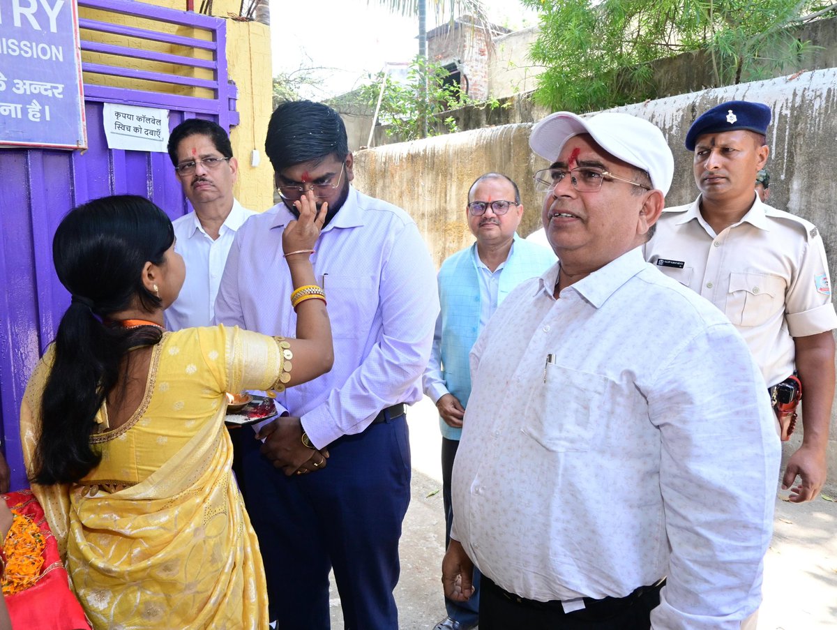 DCChatra's tweet photo. प्रमंडलीय आयुक्त श्री मनोज कुमार ने जिले में स्थित बालक गृह एवं बालिका गृह का निरीक्षण कर बच्चों की सुरक्षा, शिक्षा, पुनर्वास एवं मूलभूत सुविधाओं की समीक्षा की। इस दौरान बच्चों से संवाद स्थापित कर संचालित व्यवस्थाओं का जायजा लिया गया तथा पौधारोपण भी किया गया। @JharkhandCMO https://t.co/Bndom7Vs6v