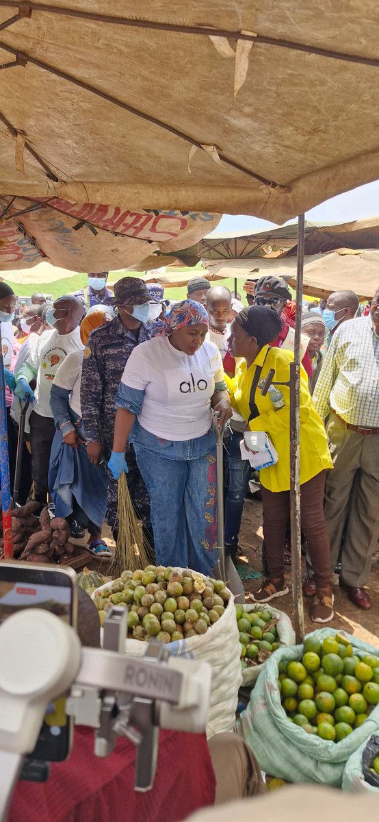Onc_nrm1's tweet photo. ONC Manager SPA/PA Hajjat Hadijah Namyalo today led locals in a cleaning exercise at Kalerwe Market. 

Addressing vendors, Hajjat Hadijah said this exercise is part of the office's multi pronged efforts to engage the community on better living. 

She also rallied them to turn up in big numbers for H.E President Yoweri Museveni's swearing in ceremony on 12 at Kololo Independence Grounds.