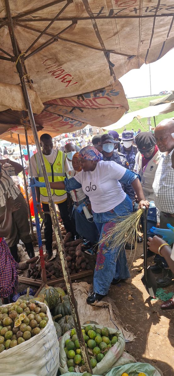 Onc_nrm1's tweet photo. ONC Manager SPA/PA Hajjat Hadijah Namyalo today led locals in a cleaning exercise at Kalerwe Market. 

Addressing vendors, Hajjat Hadijah said this exercise is part of the office's multi pronged efforts to engage the community on better living. 

She also rallied them to turn up in big numbers for H.E President Yoweri Museveni's swearing in ceremony on 12 at Kololo Independence Grounds.