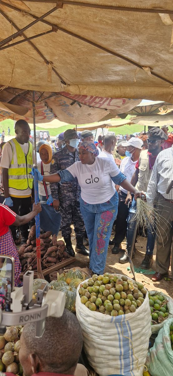 Onc_nrm1's tweet photo. ONC Manager SPA/PA Hajjat Hadijah Namyalo today led locals in a cleaning exercise at Kalerwe Market. 

Addressing vendors, Hajjat Hadijah said this exercise is part of the office's multi pronged efforts to engage the community on better living. 

She also rallied them to turn up in big numbers for H.E President Yoweri Museveni's swearing in ceremony on 12 at Kololo Independence Grounds.